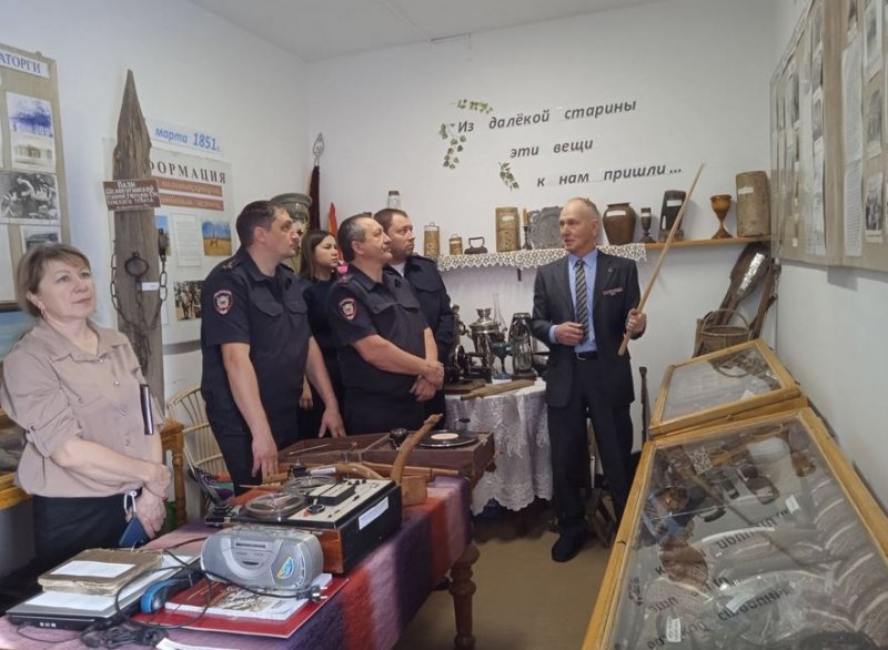 Полицейские посетили школьный музей села Шелопугино